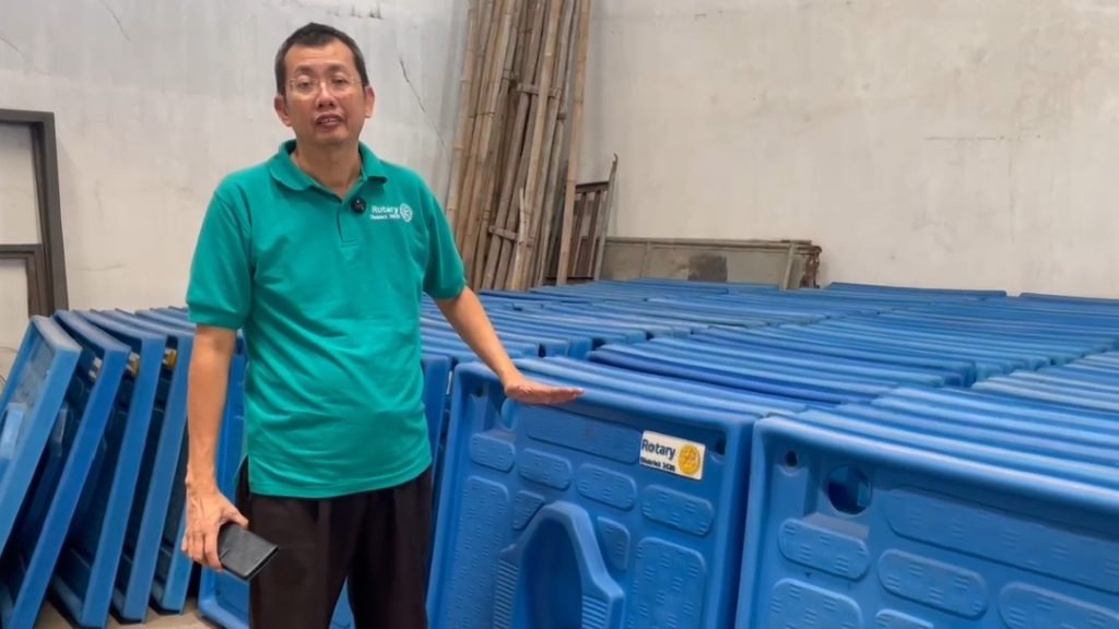 CP Okky Sulistijo saat menjelaskan terkait wilayah di Papua yang akan diberikan bantuan, Semarang 17/7/2025. (Selly).