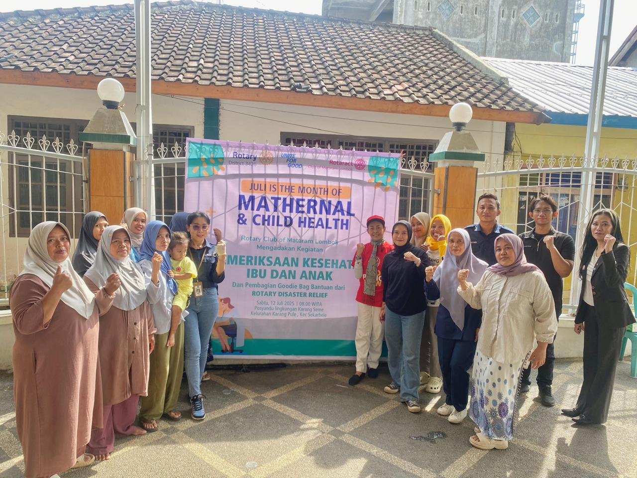 Bersama warga korban banjir berfoto bersama usai kegiatan posyandu, Mataram, 13/7/2025. (FOTO: RC Mataram Lombok).