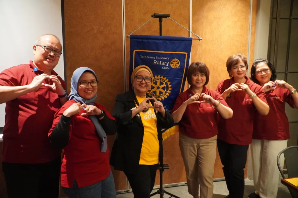 DG Dyah bersama Desi President RC Of Semarang Pandawa (kanan) dan anggota, Semarang 4/7/2025. (FOTO: Public Image)