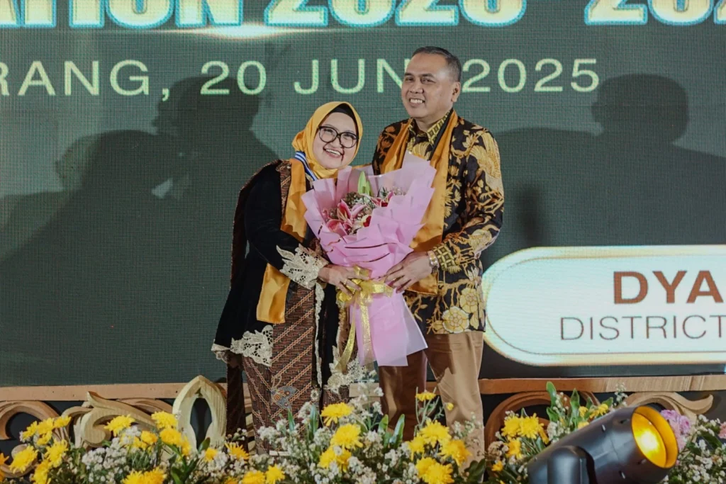DG Dyah Anggraeni saat menerima buket bunga dari suami dr. Haryadi di momen DG Installation, Semarang 20/6/2025. (FOTO: Public Image)