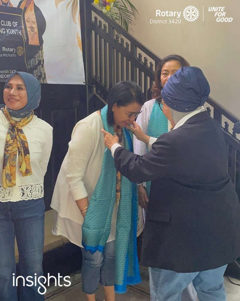 DG DYAH saat memberikan syal kepada salah seorang donatur sebagai bentuk apresiasi karena telah berkontribusi ke Rotary. Semarang 5/7/2025. (FOTO: Public Image)