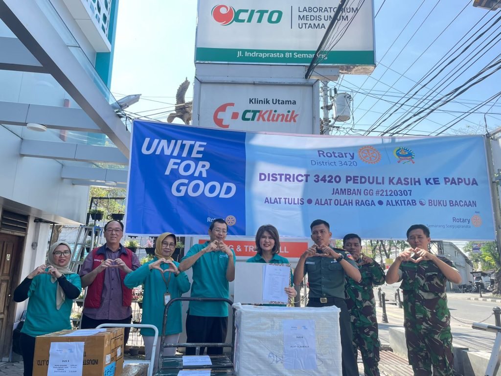 PDG Cindy Bachtiar (keempat dari kanan) bersama Rotary members dan perwakilan TNI sesaat sebelum memberangkatkan bantuan ke Papua, Semarang 17/7/2025. (Selly).