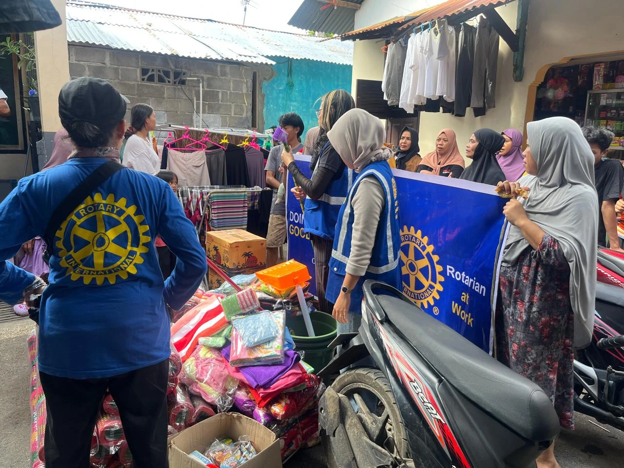 Rotary Club Of Mataram, saat menyerahkan bantuan ke warga korban banjir di Kampung Cakra, Mataram 9/7/2026. (FOTO: RC Mataram)