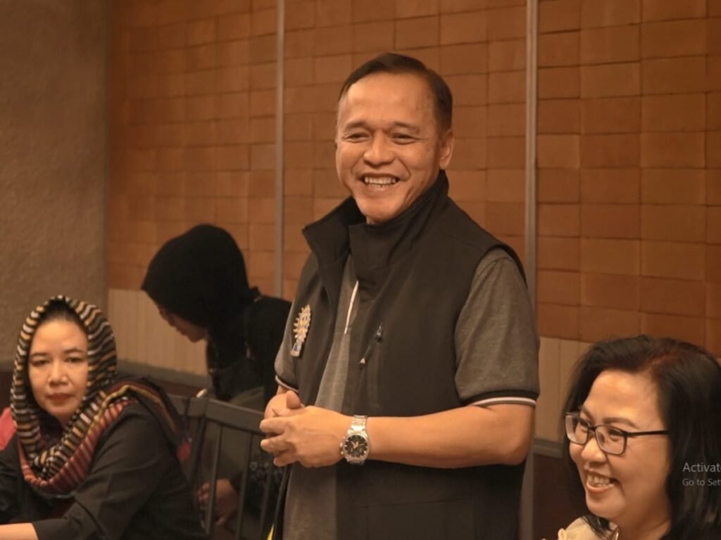 Sugeng, President Rotary Club of Semarang Tanjung Emas saat memaparkan program mereka satu tahun ke depan, Semarang 4/7/2025. (FOTO: Public Image)