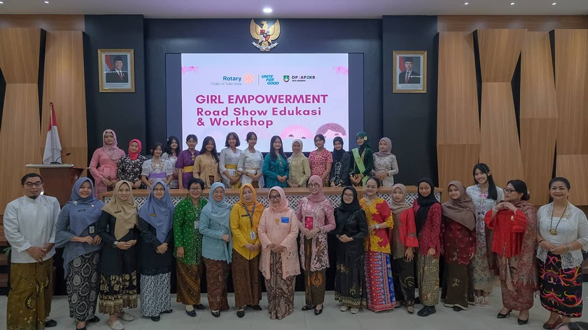 Hari Kebaya Nasional 2025, Rotary Clubs Area Solo bersama Rotaract Club of Solo Pakarti menggelar workshop dan roadshow edukasi bagi para siswi tingkat SMP di Surakarta, Kamis 24/7/2025. (FOTO: Public Image)