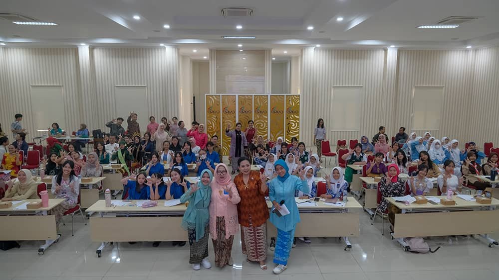 Hari Kebaya Nasional 2025, Rotary Clubs Area Solo bersama Rotaract Club of Solo Pakarti menggelar workshop dan roadshow edukasi bagi para siswi tingkat SMP di Surakarta, Kamis 24/7/2025. (FOTO: Public Image)