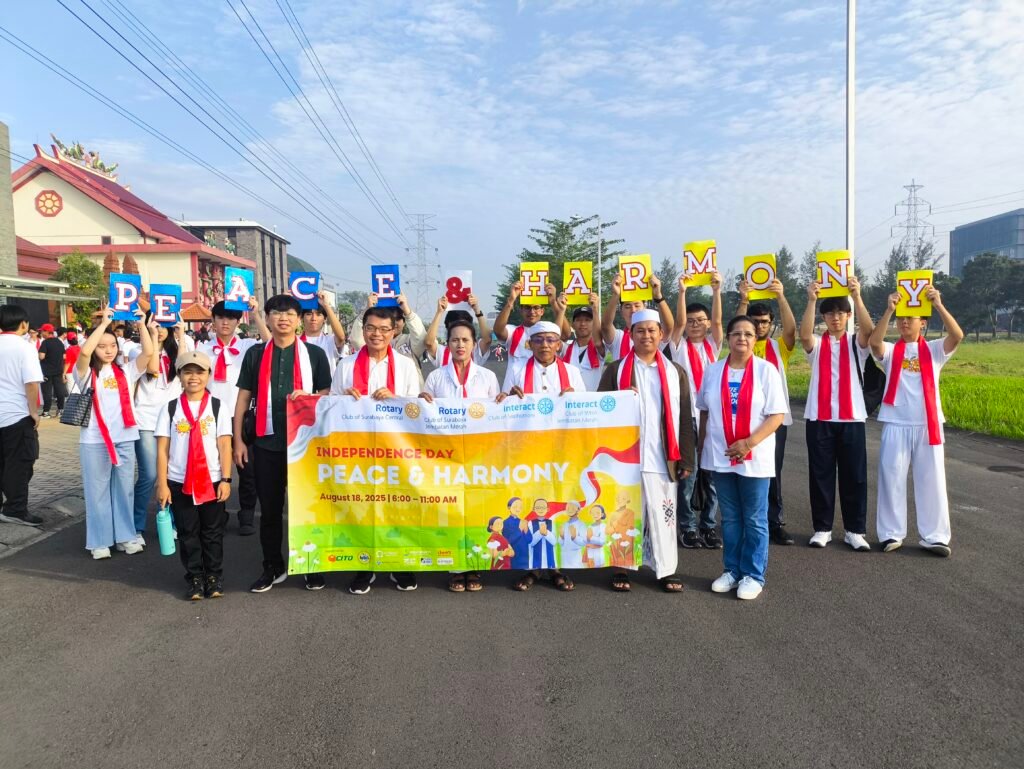 Rotary Club of Surabaya Central dan Rotary Club of Surabaya Jembatan Merah menggelar acara bertajuk Independence Day, Peace and Harmony, di kawasan enam rumah ibadah Royal Residence Surabaya, Senin, 18 Agustus 2025. (FOTO: Public Image)