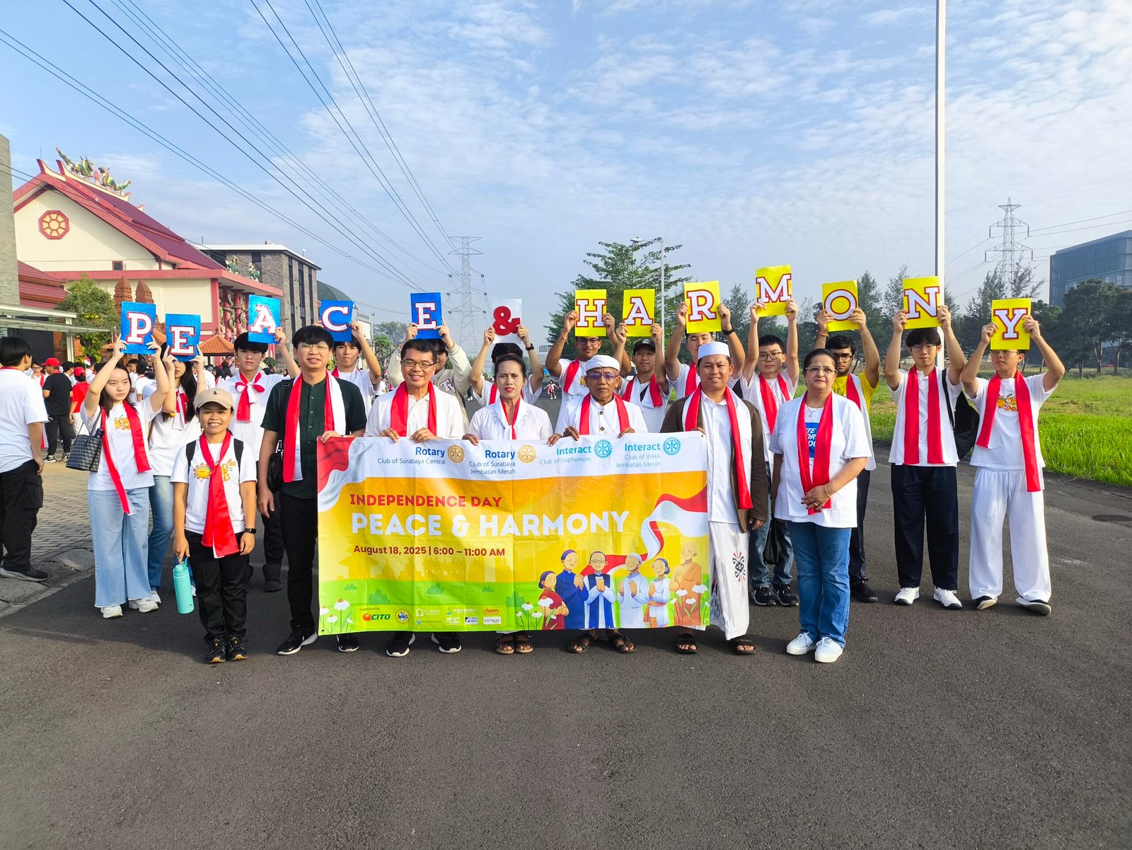 Rotary Club of Surabaya Central dan Rotary Club of Surabaya Jembatan Merah menggelar acara bertajuk Independence Day, Peace and Harmony, di kawasan enam rumah ibadah Royal Residence Surabaya, Senin, 18 Agustus 2025. (FOTO: Public Image)