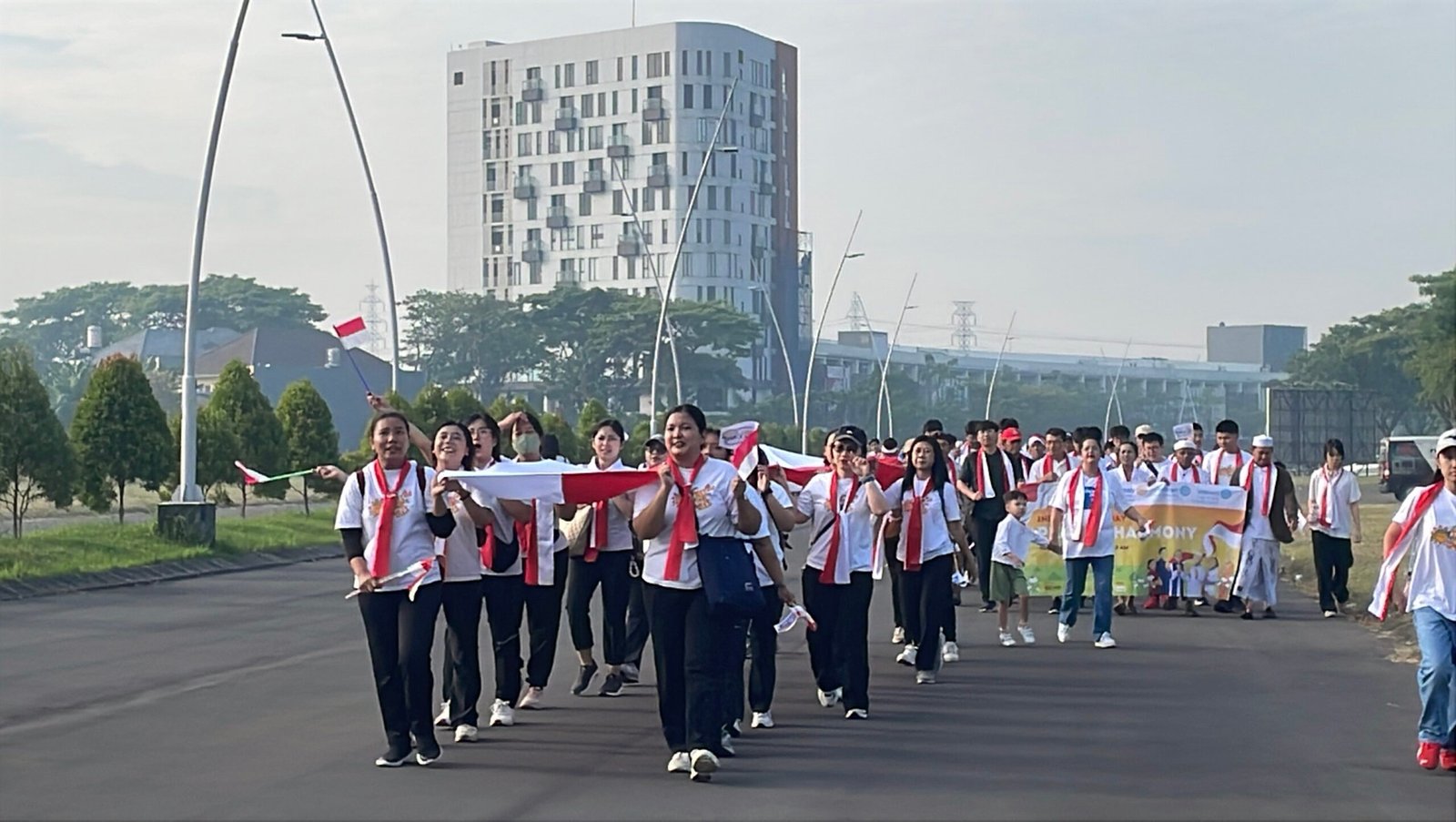 Rotary Club of Surabaya Central dan Rotary Club of Surabaya Jembatan Merah menggelar acara bertajuk Independence Day, Peace and Harmony, di kawasan enam rumah ibadah Royal Residence Surabaya, Senin, 18 Agustus 2025. (FOTO: Public Image)