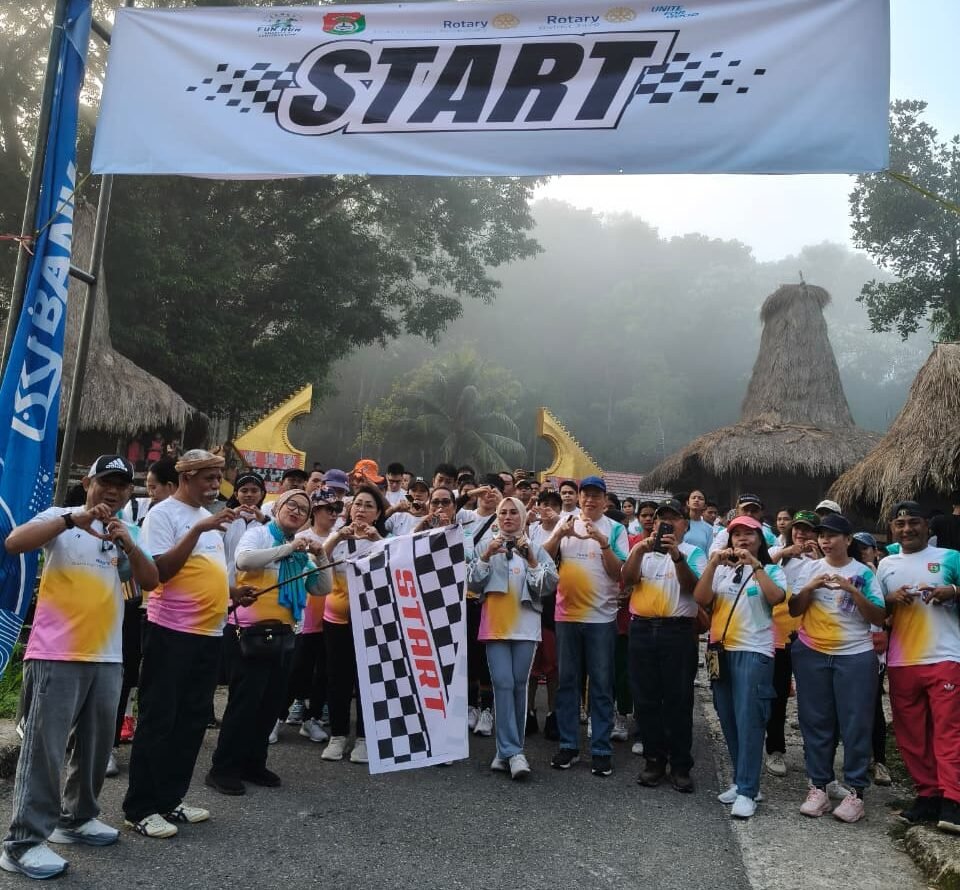 DG Dyah mengikuti kegiatan Fun Walk yang digelar oleh Rotary Club (RC) Tambolaka.