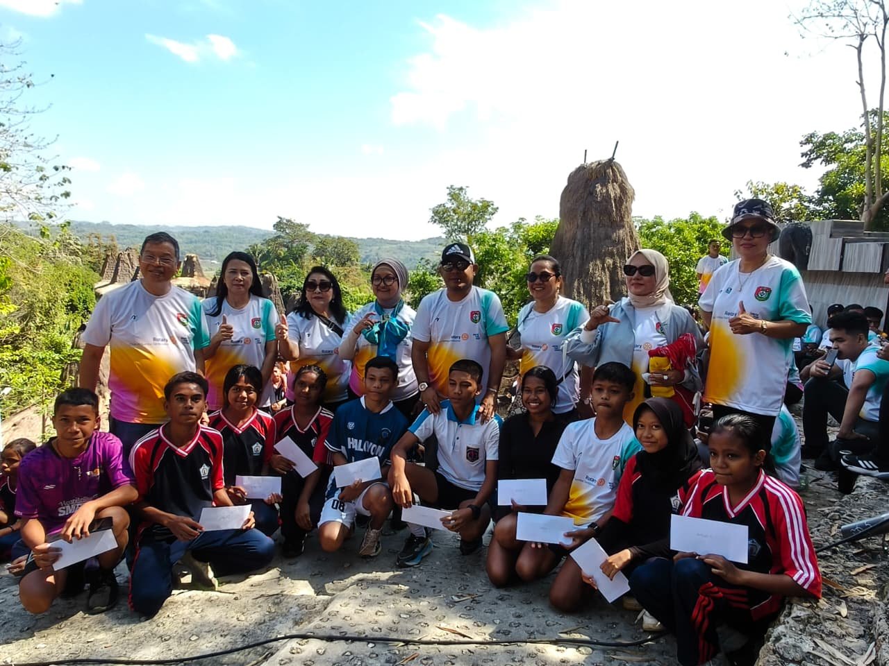 DG Dyah mengikuti kegiatan Fun Walk yang digelar oleh Rotary Club (RC) Tambolaka.