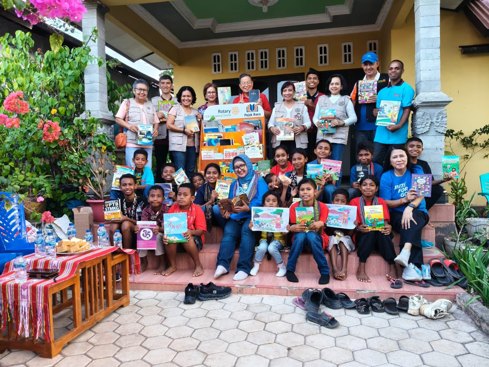 kunjungan ke rumah Rotaractor David Nubatonis, yang selama ini membina anak-anak dalam Kelompok Belajar Rotary