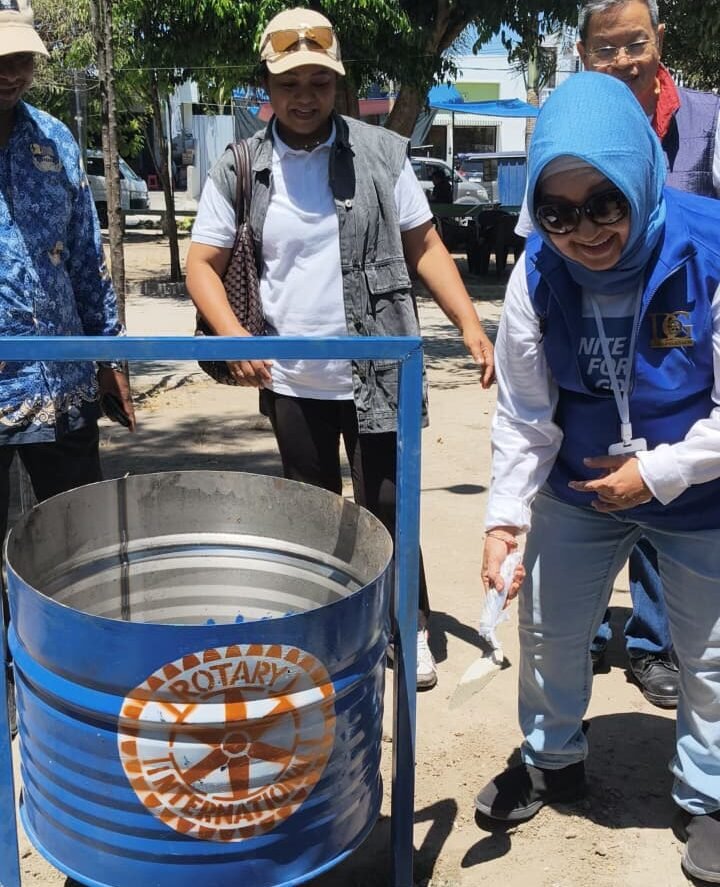 DG bersama Satelite Sumba Kunthi Waingapu melanjutkan agenda di taman kota untuk menyerahkan empat unit tempat sampah permanen, Sumba 1 Oktober 2025. (FOTO: Public Image).