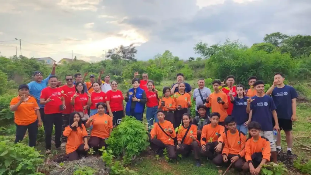 Program yang melibatkan kolaborasi lintas sektor ini berhasil menghadirkan pelajar, pemerintah kota, dan komunitas lokal dalam aksi tanam pohon di Kelurahan Fatukoa, Kupang. (Dok)