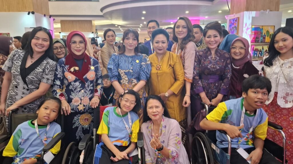 Tampak hadir Dyah Anggraeni selaku District Governor RID 3420, bersama mantan District Governor Febri Dipokusumo dan Ita Dewi selaku District Secretary.