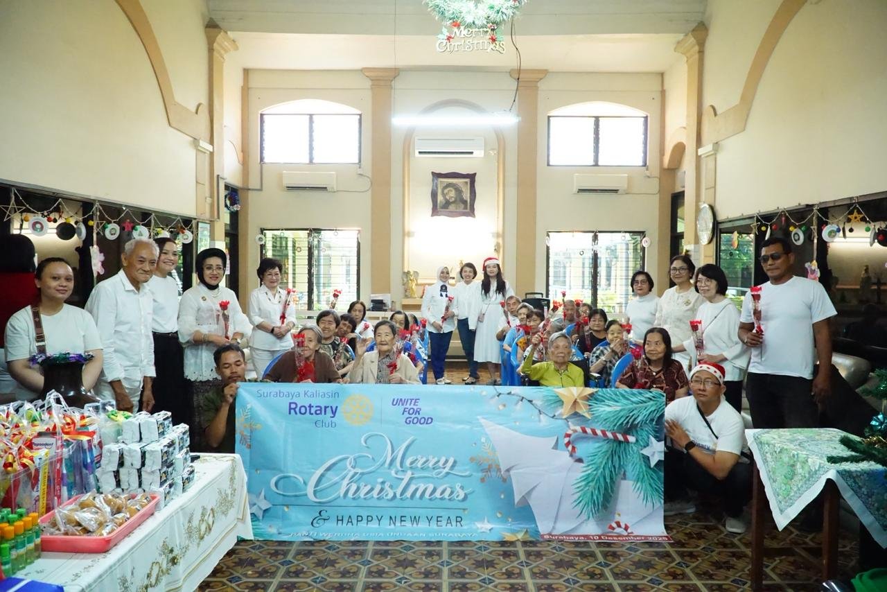 Kegiatan berbagi kasih yang digelar oleh Rotary Club Surabaya Kaliasin di Panti Werdha Usia Undaan, Surabaya, menjelang perayaan Natal 2025. (FOTO : Public Imgae)