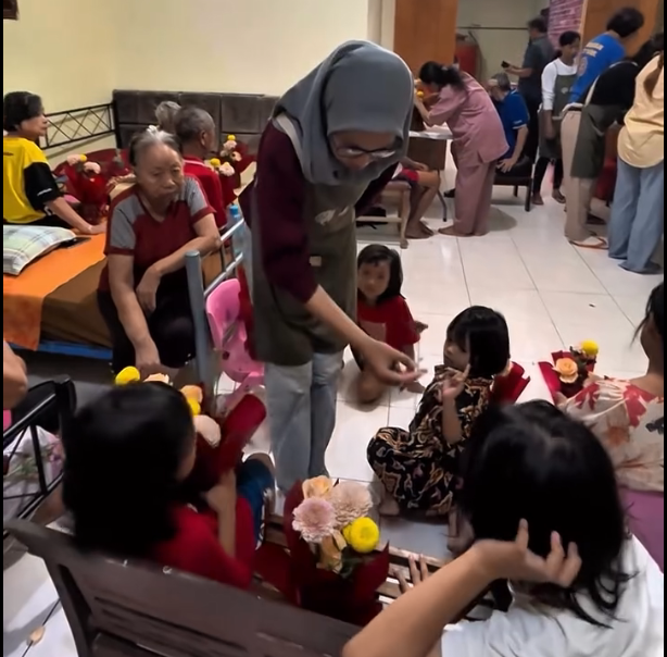 Kegiatan bakti sosial yang diinisiasi Rotary Club of Surabaya Timur berkolaborasi dengan De Flor. Mengusung tema “Blooming & Caring Together”, kegiatan ini menjadi ruang berbagi kasih yang hangat dengan mengunjungi panti werda dan panti asuhan di Surabaya, 25 Desember 2005. (FOTO: Public Image).