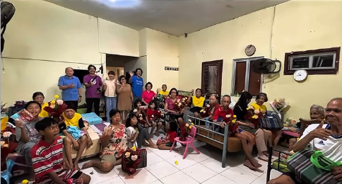 kegiatan bakti sosial yang diinisiasi Rotary Club of Surabaya Timur berkolaborasi dengan De Flor. Mengusung tema “Blooming & Caring Together”, kegiatan ini menjadi ruang berbagi kasih yang hangat dengan mengunjungi panti werda dan panti asuhan di Surabaya, 25 Desember 2005. (FOTO: Public Image).