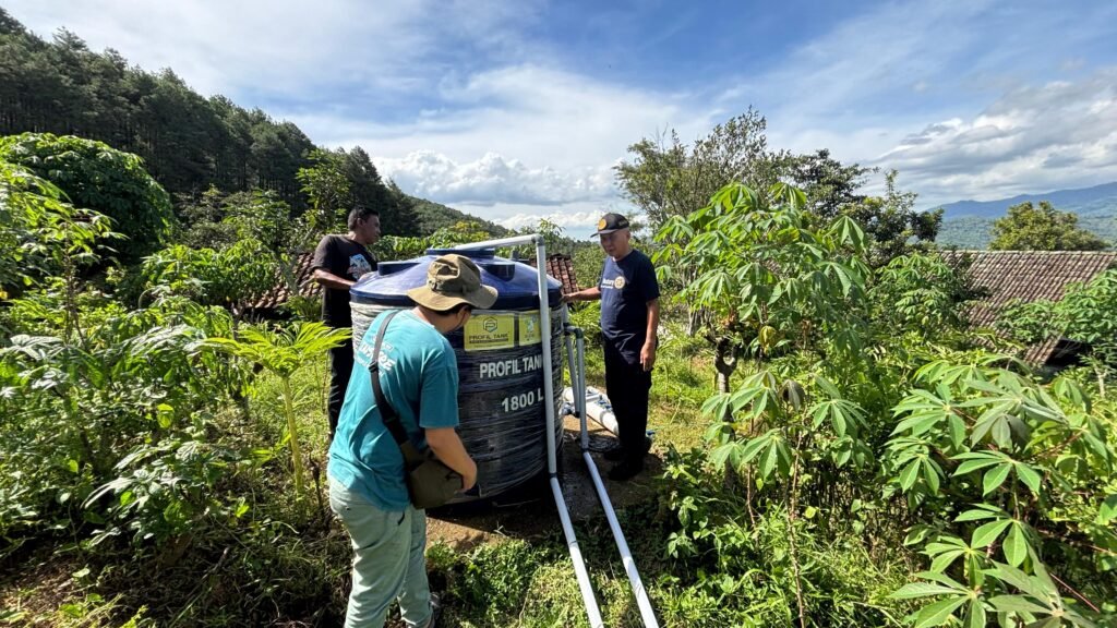 Tim RC of Surabaya Timur bersama sejumlah relawan dan perwakilan organisasi melakukan survei langsung ke lokasi proyek air bersih GG Klepu, 16 Desember 2025. (FOTO: Public Image).