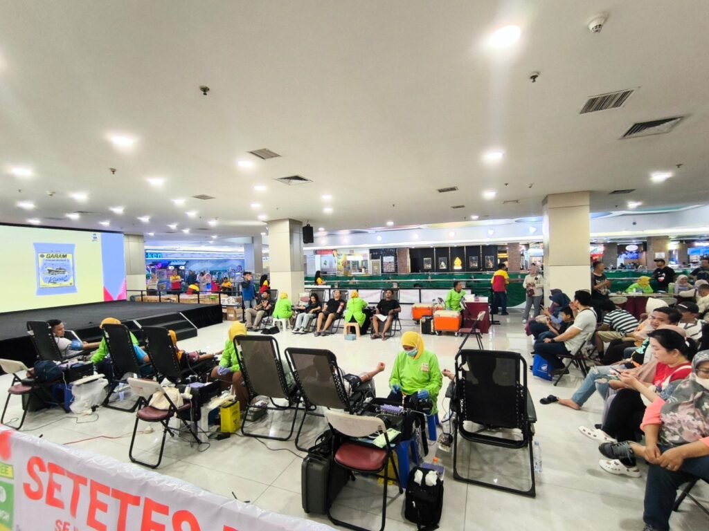 Tampak peserta donor darah yang diselenggrakan oleh bengkel GBT bekerja sama dengan sejumlah Rotary Club di Surabaya, 14 Desember 2025. (FOTO: Public Image).