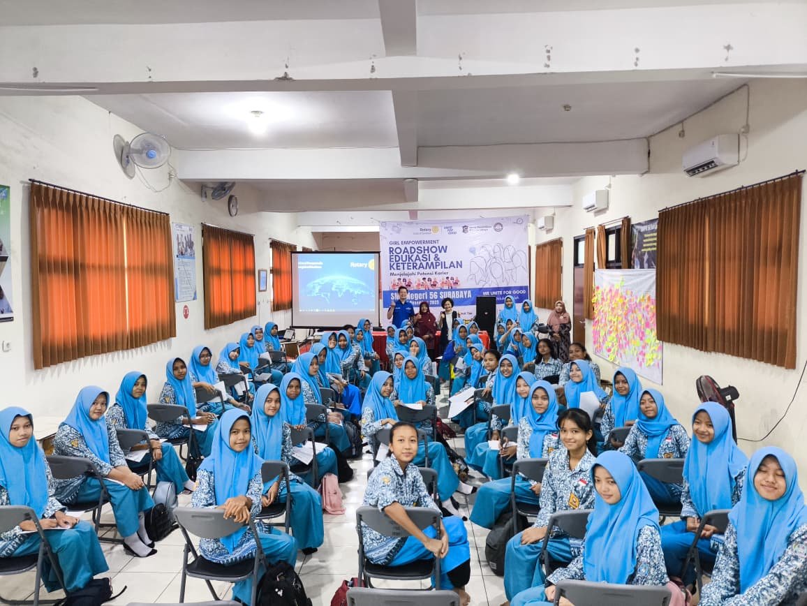 Para siswi SMPN 56 Surabaya saat mengikuti kegiatan Girl Empowerment Project digelar di lingkungan sekolah, 4 Desember 2025. (FOTO: Public Image).