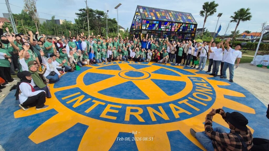 Peserta Rotary Hijaukan Negeri Surabaya