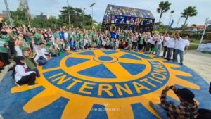 Peserta Rotary Hijaukan Negeri Surabaya