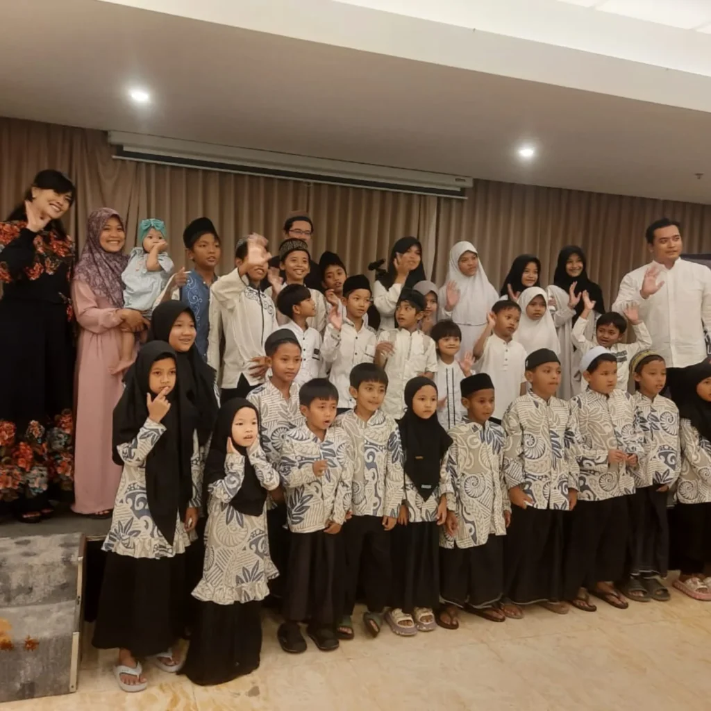 Rotary Club of Surabaja Darmo dan Rotary Club of Surabaya Metropolitan menggelar buka puasa bersama anak yatim di Hotel Santika Surabaya, menghadirkan kebahagiaan dan pengalaman istimewa bagi mereka.