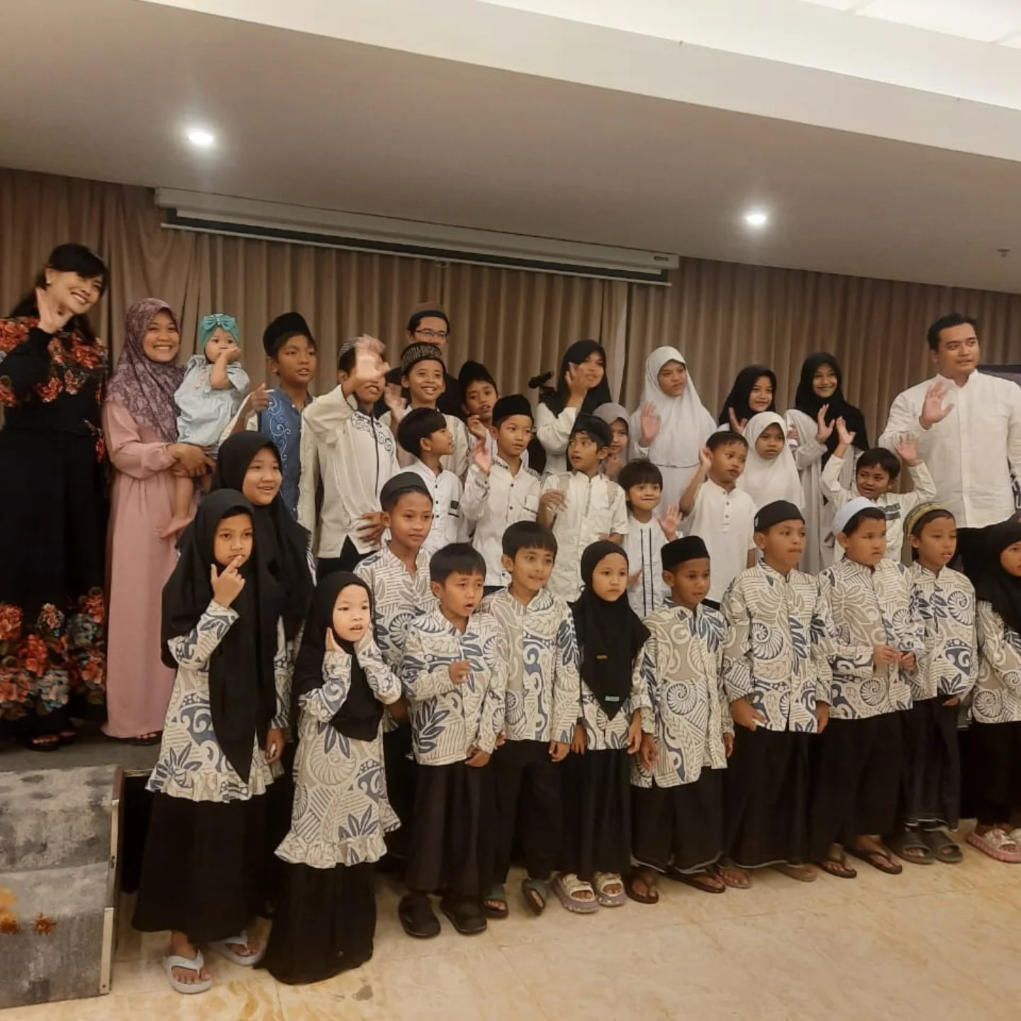 Rotary Club of Surabaja Darmo dan Rotary Club of Surabaya Metropolitan menggelar buka puasa bersama anak yatim di Hotel Santika Surabaya, menghadirkan kebahagiaan dan pengalaman istimewa bagi mereka.