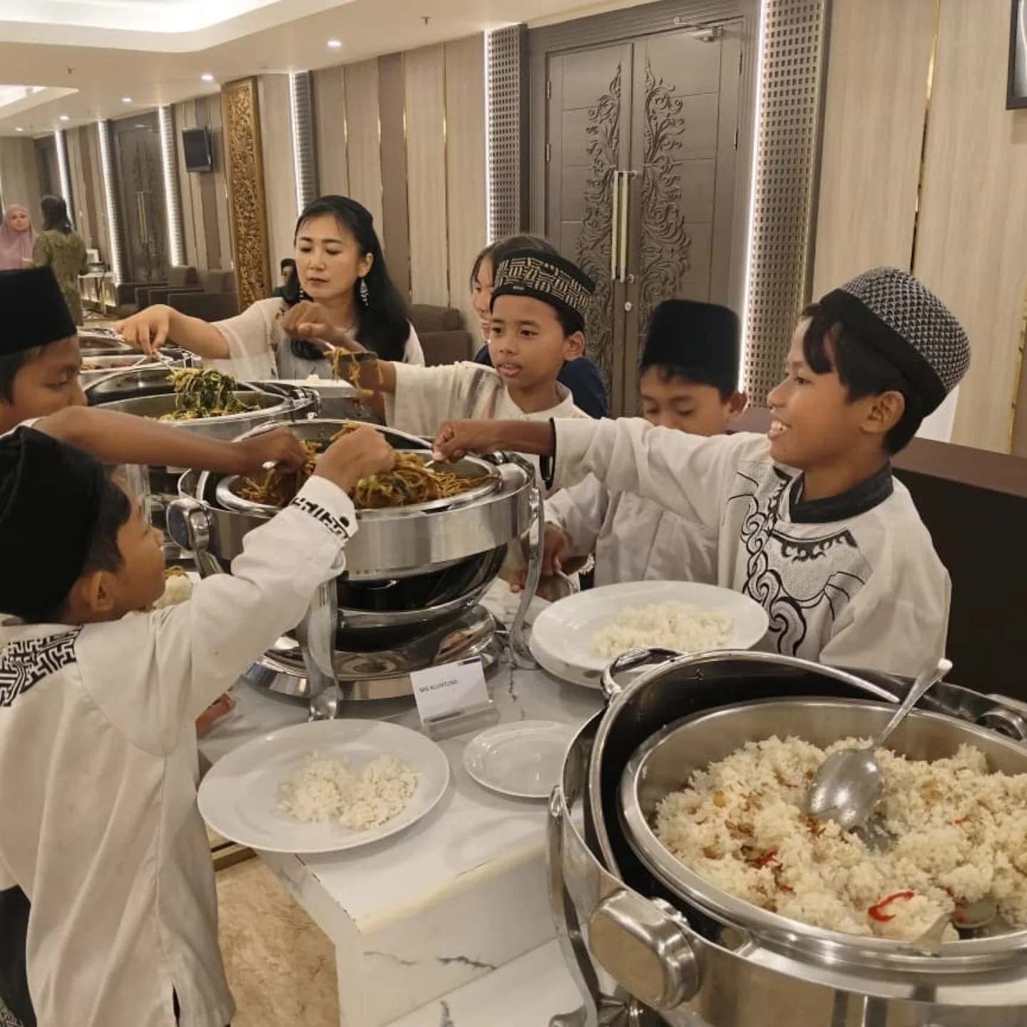 Rotary Club Surabaja Darmo dan Rotary Club Surabaya Metropolitan menggelar buka puasa bersama anak yatim di Hotel Santika Surabaya, menghadirkan kebahagiaan dan pengalaman istimewa bagi mereka. 2 Maret 2026. (FOTO: Public Image).
