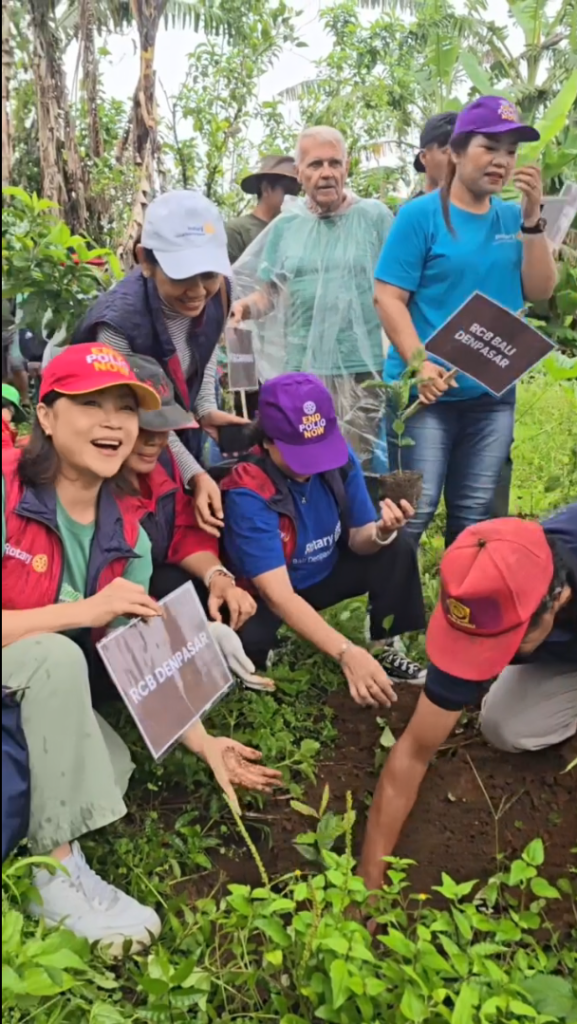 Rotarian dari 12 Rotary Club di Bali menanam 3.500 bibit kopi di Kintamani dalam program Rotary Hijaukan Negeri untuk memperingati HUT ke-121 Rotary International.