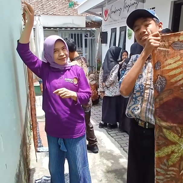 Rotary Club Batu menggelar pelatihan batik ecoprint bagi siswa berkebutuhan khusus SMP Diponegoro Batu selama dua hari sebagai upaya pemberdayaan keterampilan dan kepercayaan diri anak.