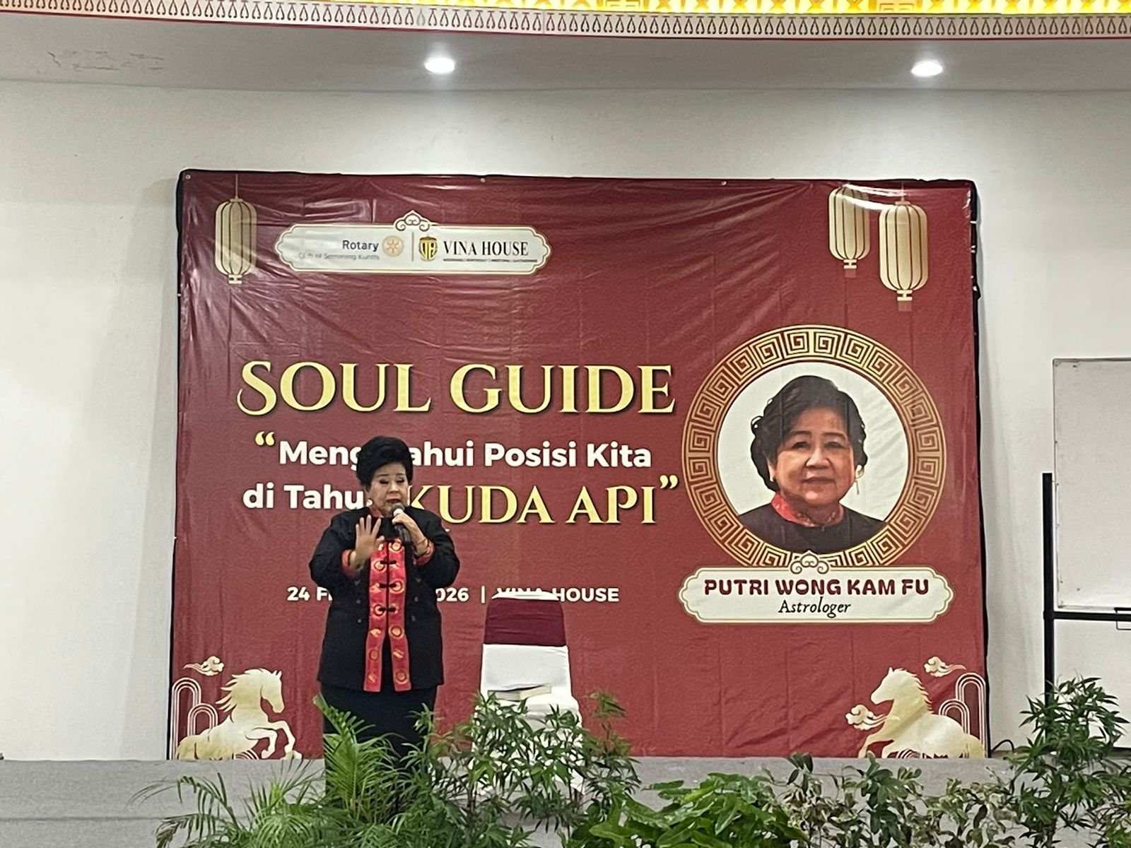 Seminar Imlek Rotary Club Semarang Kunthi bersama astrolog Putri Wong Kam Fu di Vina House Semarang mengajak peserta memahami dinamika Tahun Kuda Api melalui refleksi kehidupan, konsultasi pribadi, dan kebijaksanaan astrologi. Minggu 24 Februari 2026. (FOTO: Public Image).