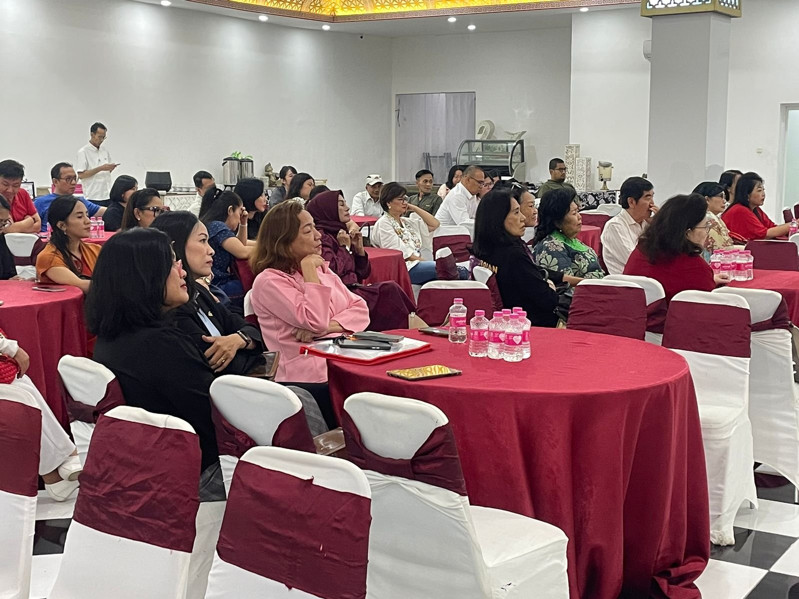 Seminar Imlek Rotary Club Semarang Kunthi bersama astrolog Putri Wong Kam Fu di Vina House Semarang mengajak peserta memahami dinamika Tahun Kuda Api melalui refleksi kehidupan, konsultasi pribadi, dan kebijaksanaan astrologi. Minggu 24 Februari 2026. (FOTO: Public Image).