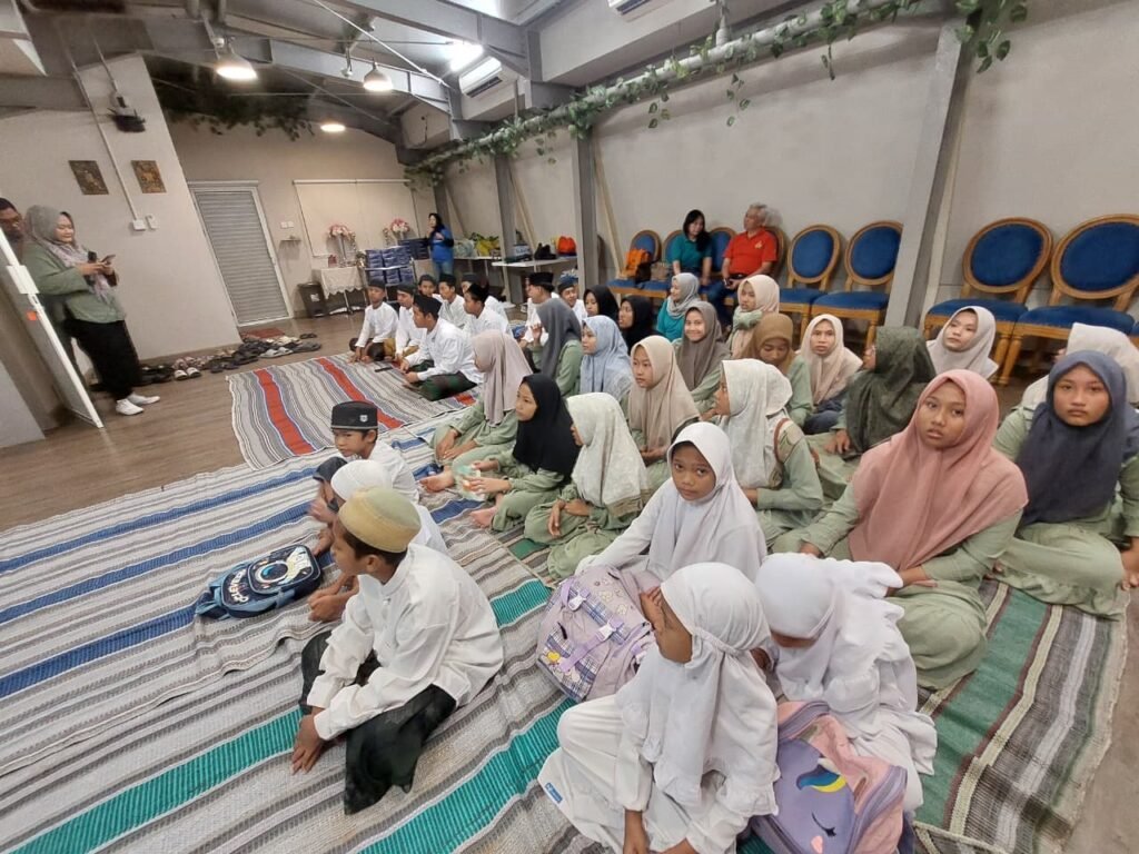 Rotary Club Surabaja Selatan menggelar buka puasa bersama 35 anak Panti Asuhan Darul Hikmah di Parisian Bakery Surabaya dalam suasana Ramadan yang hangat dan penuh doa.