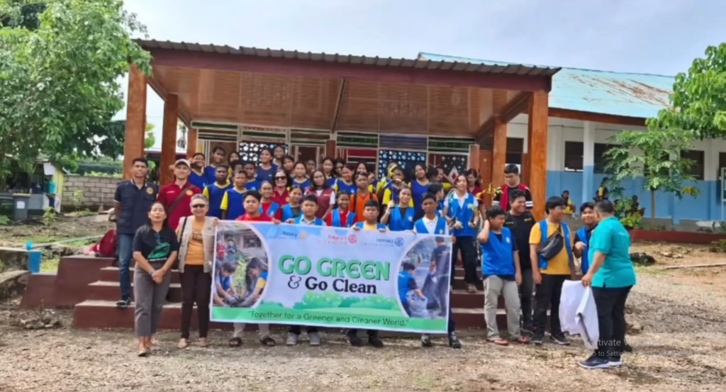 Rotary Club of Kupang Central gelar Go Green & Go Clean di SMP Negeri 20 Oesapa Kupang dengan penanaman pohon dan edukasi lingkungan.