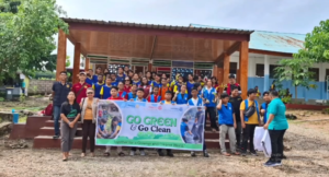 Rotary Club of Kupang Central gelar Go Green & Go Clean di SMP Negeri 20 Oesapa Kupang dengan penanaman pohon dan edukasi lingkungan.