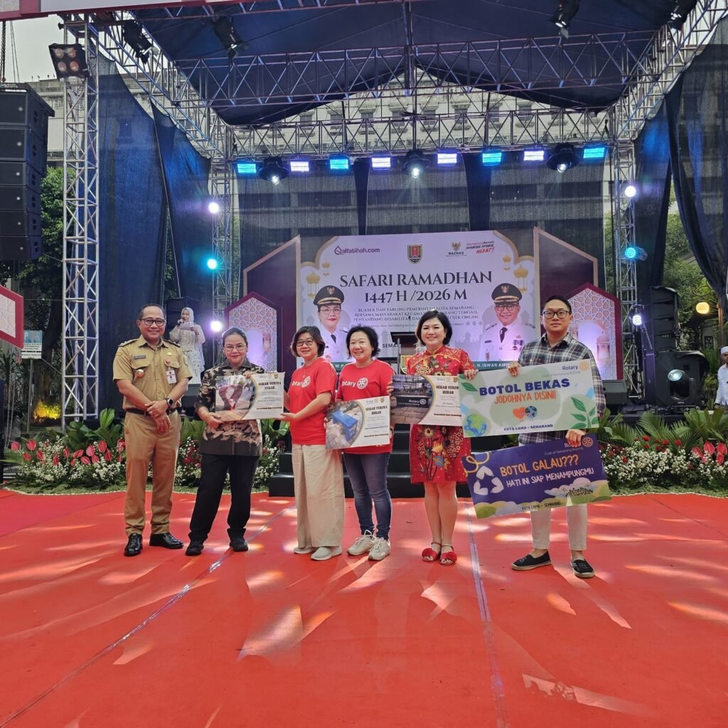 Rotary Club of Semarang Bojong mendapat penghargaan dari Pemerintah Kota Semarang, yang diserahkan langsung oleh Wali Kota Agustina Wilujeng kepada President Rotary Club of Semarang Bojong, Felicia Lenggono, 2 Maret 2026. (FOTO: Public Image)
