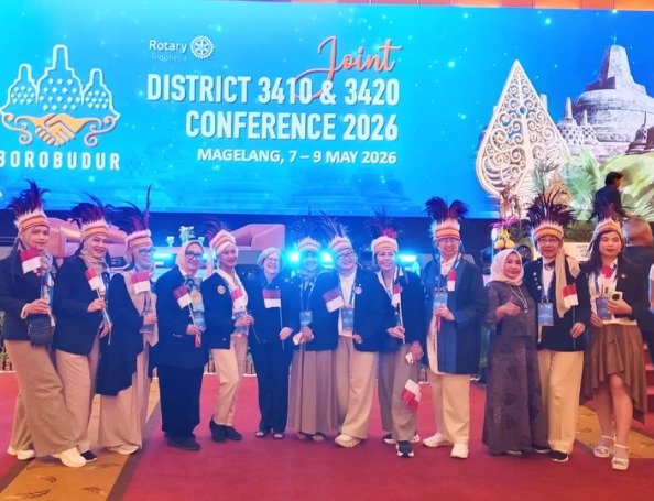 District Governor 3420 Dyah Anggraeni (keempat dari kiri), bersama Director Rotary International Jennifer A. Scott (keenam dari kiri) beserta sejumlah peserta Joint District Conference 2026, Magelang 8/5/2026. (FOTO: Public Image).